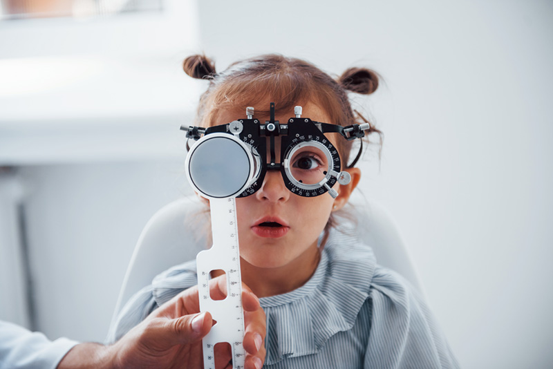 little,girl,in,eyewear,in,ophthalmology,clinic,have,test,of